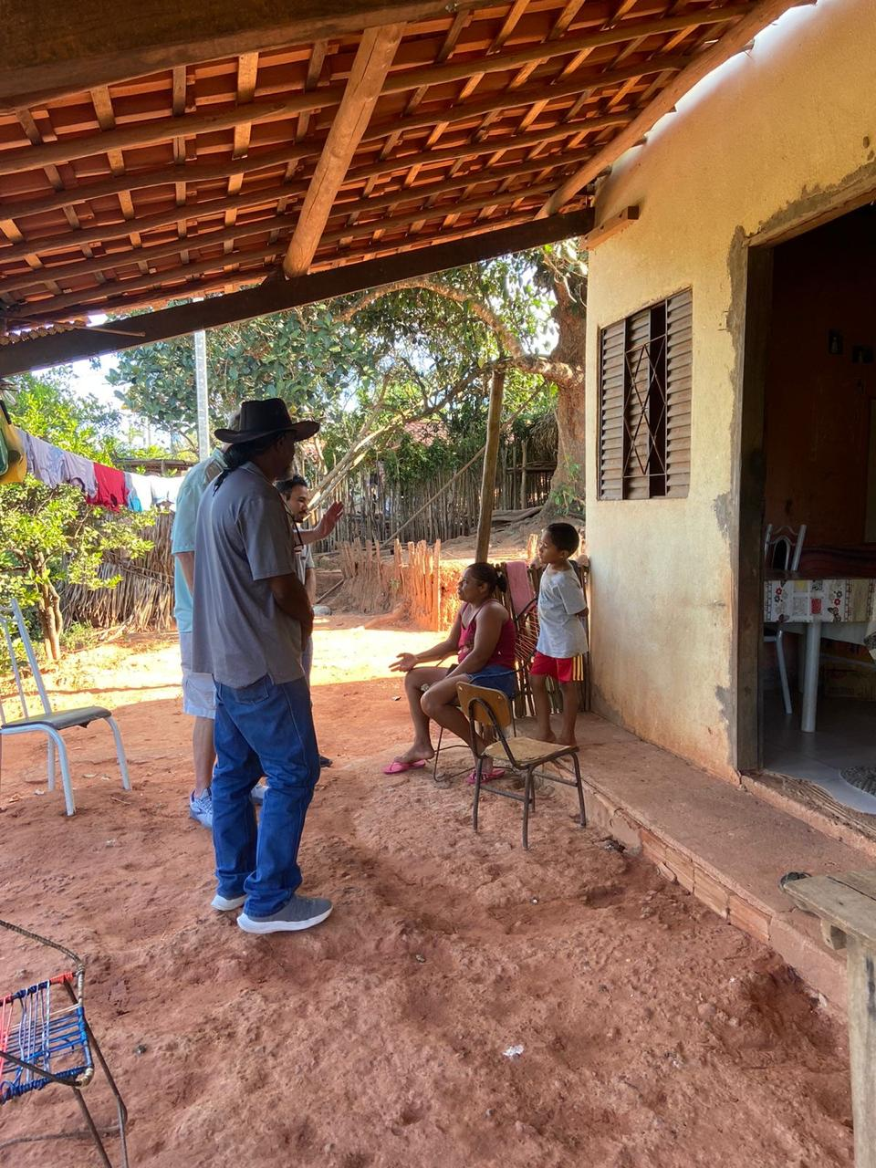 Door-to-door evangelism during the FBC Gordon mission trip